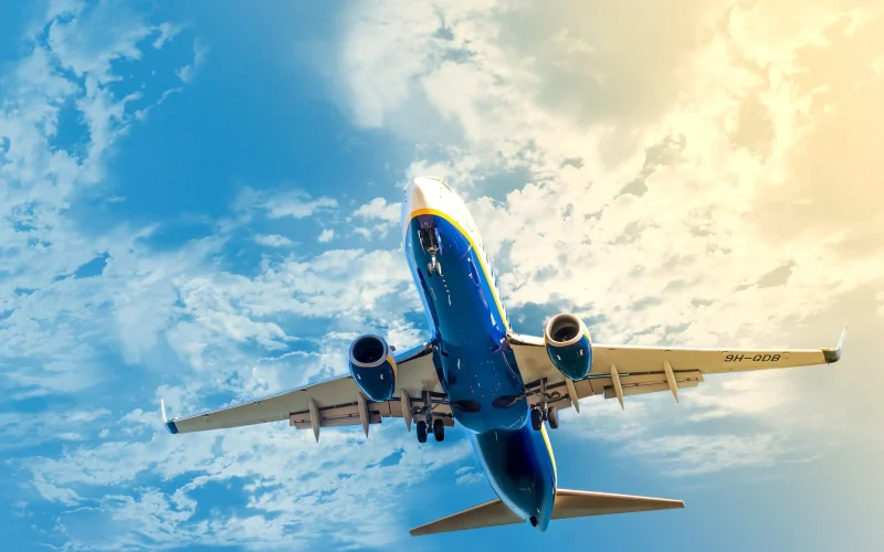 Por que Companhias Aéreas nos EUA Estão Reduzindo Assentos Econômicos e Aumentando Espaços Premium?