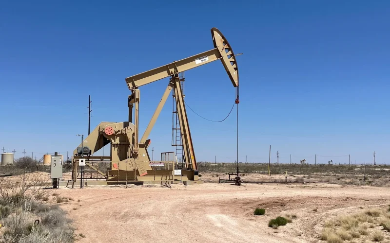 Petróleo Brent Dispara Acima de US$ 100: Guerra no Oriente Médio e Bloqueio de Ormuz Causam Pânico nos Mercados