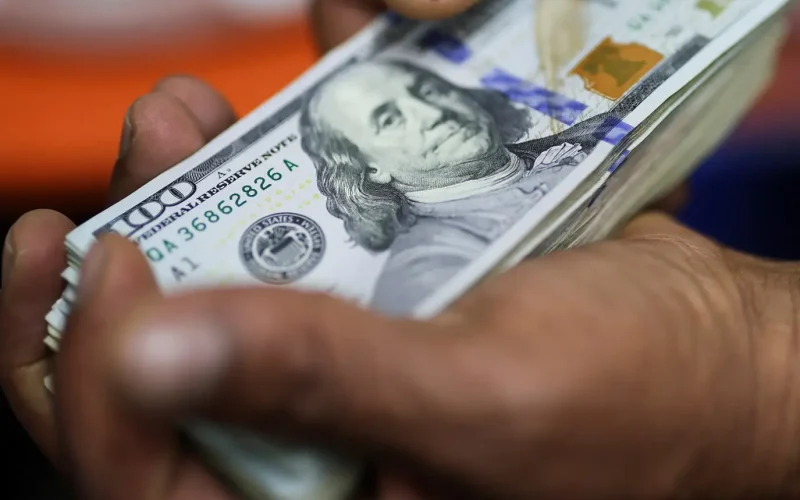 Dólar Dispara para R$ 5,25: Geopolítica no Oriente Médio e Selic Pressionam Moeda Brasileira