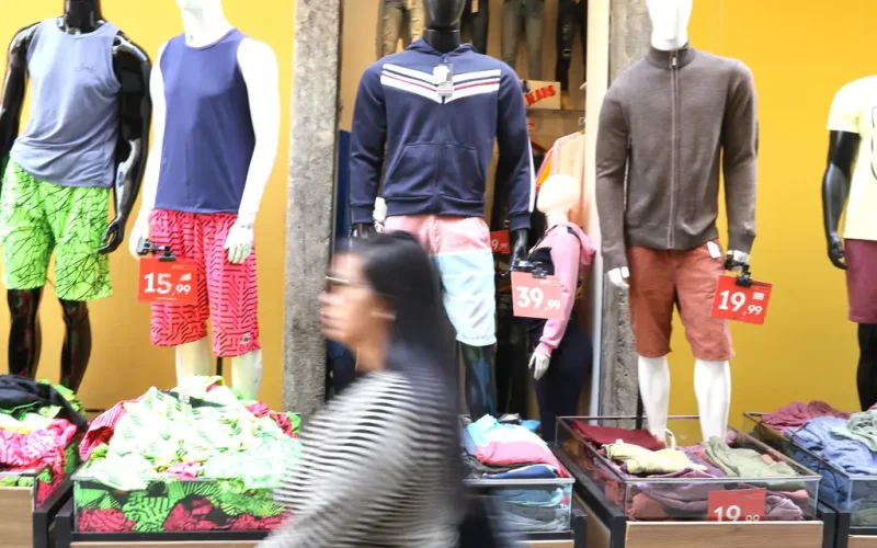 Varejo 4º Trimestre 2025: Consumo Fraco e Balanços Desafiadores Explicam Cenário e Destaques do Setor