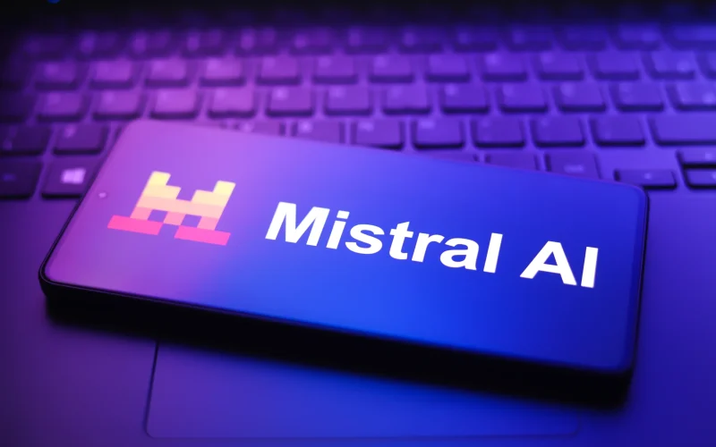 Mistral AI Revoluciona o Mercado com Modelo de Voz Open-Source: Um Novo Competidor para ElevenLabs e OpenAI