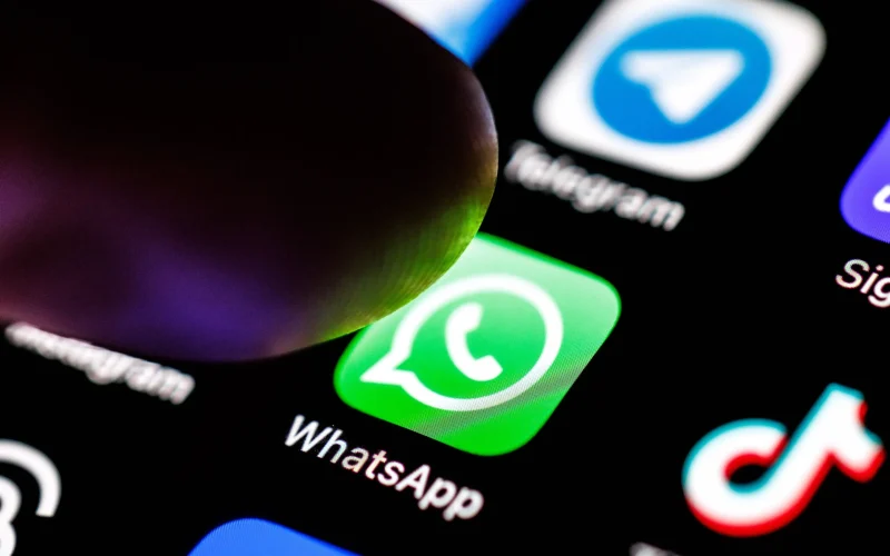 WhatsApp Revoluciona Comunicação: Respostas por IA Chegam para Agilizar Conversas e Gerenciar Espaço