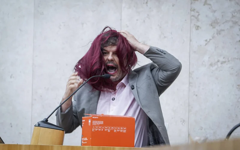 Vereador de SP chocante: peruca e maquiagem contra lei misoginia gera polêmica e debate acirrado