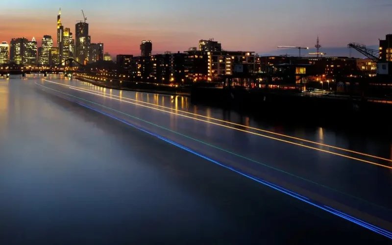 Guerra no Irã Aumenta Pessimismo na Zona do Euro: Consumidores e Indústrias Sentem o Impacto da Inflação