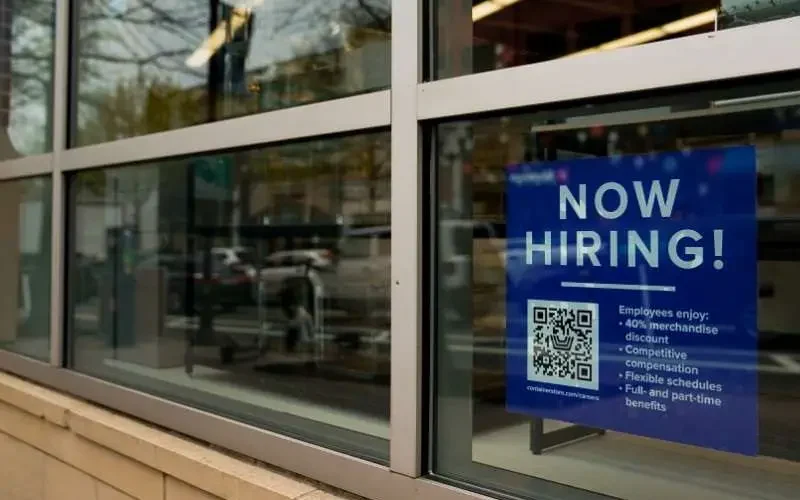 Pedidos de Auxílio-Desemprego nos EUA: Sobe para 210 mil, Indicando Estabilidade no Mercado de Trabalho Americano