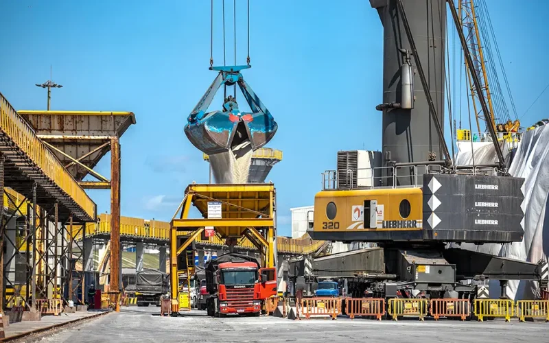 Governo Isenta Impostos de Quase Mil Produtos Essenciais e Insumos Industriais: Impacto na Economia Brasileira