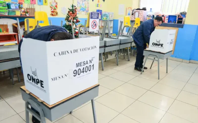 Eleições Peru 2026: Direita Lidera Pesquisas em Cenário Fragmentado e Incerto