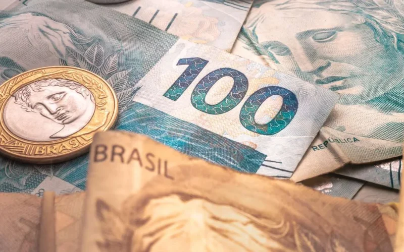 Brasil em Fevereiro: Déficit em Conta Corrente Supera Expectativas e Investimentos Diretos Decepcionam
