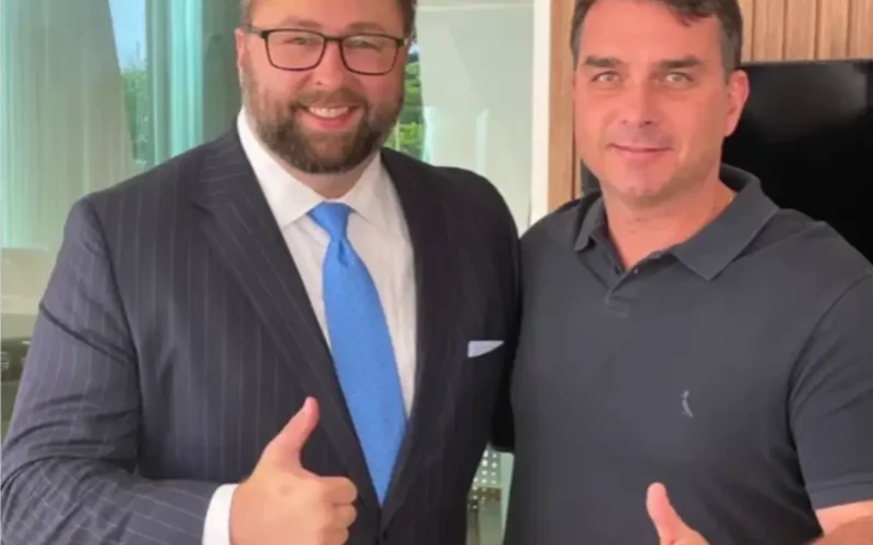 Aliado de Trump chama Flávio Bolsonaro de "próximo presidente" em evento conservador nos EUA: Entenda o impacto político e econômico