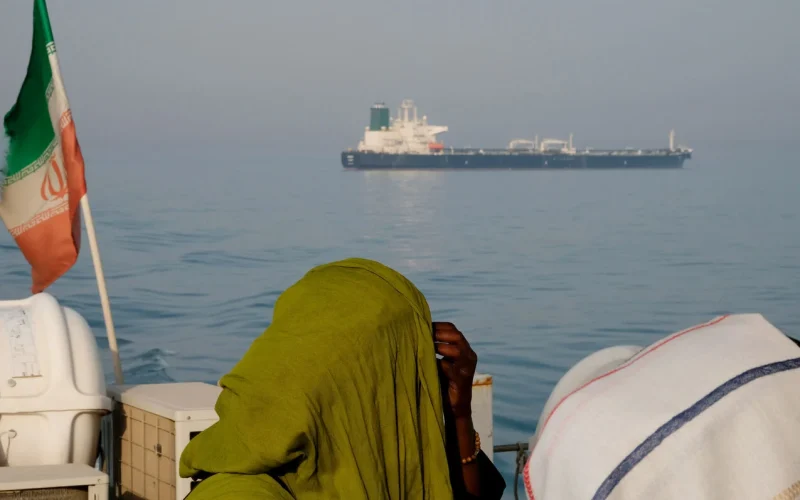 Estreito de Hormuz Fechado: Pedágio Iransaid de US$ 2 Milhões Não Abre Passagem Crucial para o Petróleo Global