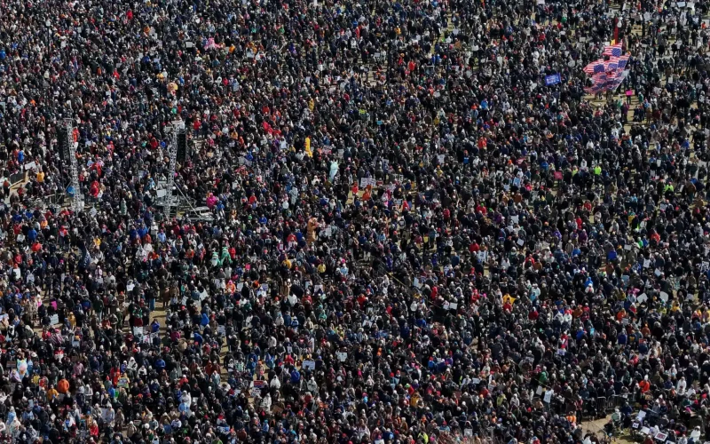 Protestos Massivos "No Kings" nos EUA: O Que Isso Significa Para a Economia e Para Você?