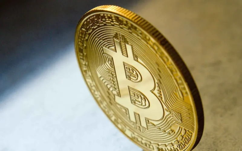 Bitcoin a US$ 66 mil: Volatilidade e Guerra no Oriente Médio Afetam Criptomoedas; O Que Esperar do Payroll e Fed?