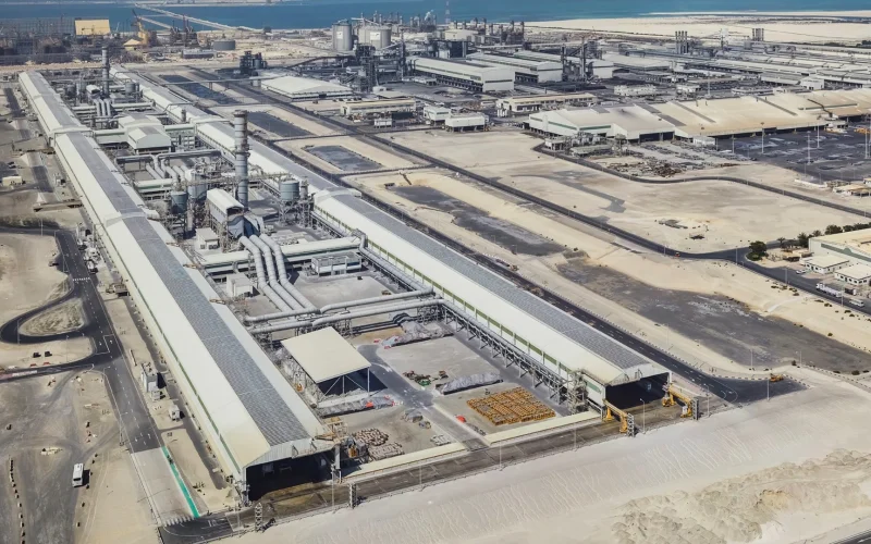 Mísseis Iranianos Atingem Gigante de Alumínio no Oriente Médio: Alerta para o Mercado Global de Commodities