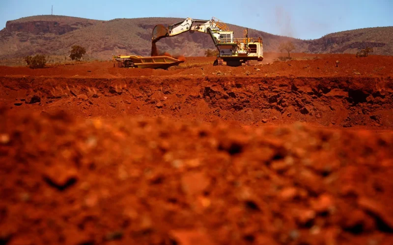 Minério de Ferro: Conflito no Oriente Médio e Estoques Chineses Ditando o Ritmo dos Preços em Meio à Volatilidade