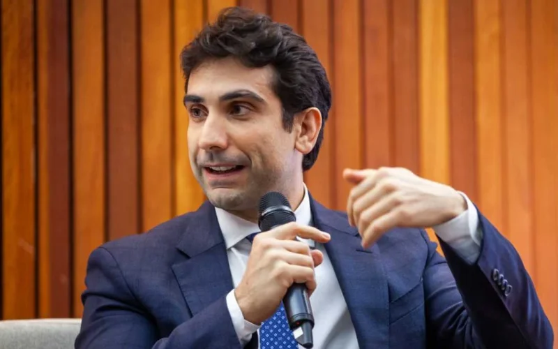 Corte na Selic: Galípolo Revela Estratégia do BC para 'Ganhar Tempo' em Meio a Choques Globais