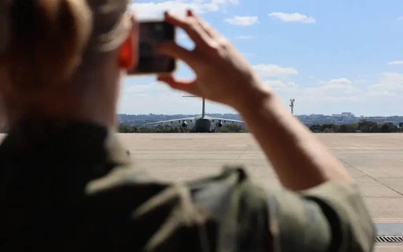 Turbina em Chamas: FAB Investiga Pane em Voo da Delta de SP para EUA Após Explosão em Pleno Ar