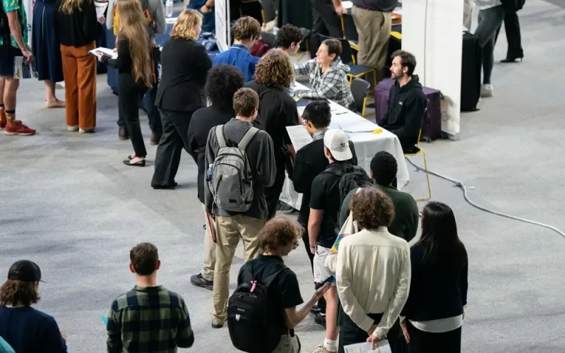 Abertura de Vagas nos EUA Cai para 6,88 Milhões em Fevereiro: Sinais de Desaceleração no Mercado de Trabalho Americano?