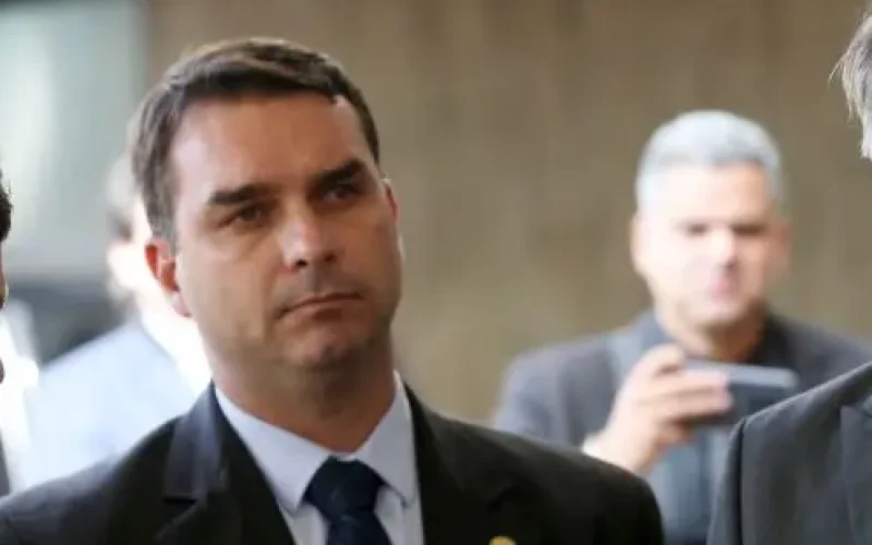 Flávio Bolsonaro adia definição da equipe econômica: O que isso significa para o mercado e investidores?
