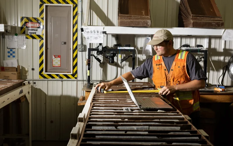 Gig Economy e IA: Trabalhadores Treinam Robôs Humanoides e Novos Benchmarks para IA