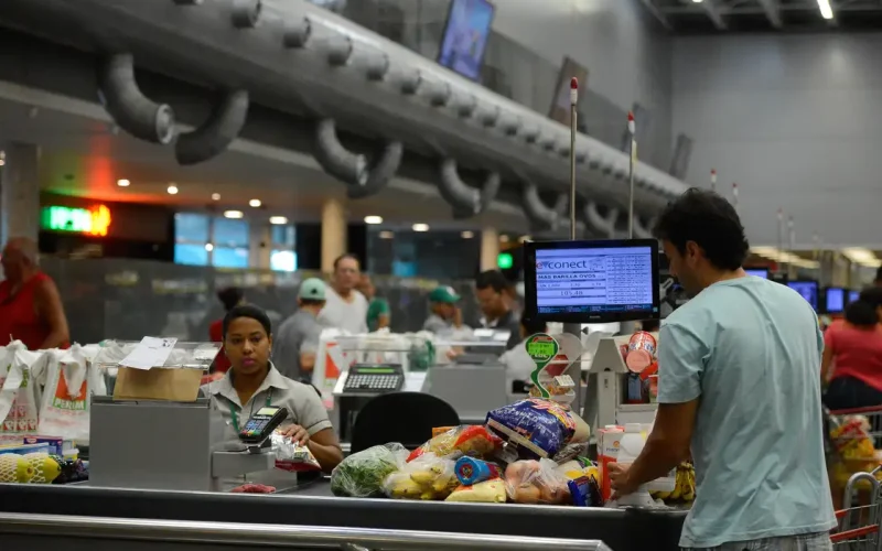 Inflação de Alimentos no Brasil: Por Que o Preço da Comida Sobe Mais Que o Geral e o Que Fazer