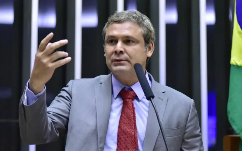 Lindbergh Farias Acusa Deputado Gaspar de Pedofilia e Trabalho Escravo: Sem Provas, Escândalo Abala Congresso