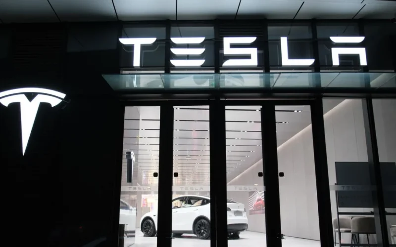 Tesla Surpreende com Crescimento de Vendas, Mas Ação Cai com Wall Street Decepcionada e Foco em Robotáxis
