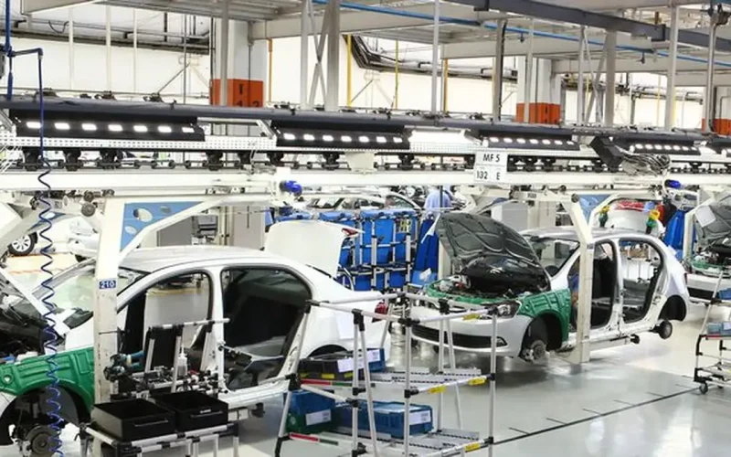 Produção Industrial Brasileira Acelera: Faturamento e Volume Crescem em Fevereiro Impulsionados por Automóveis e Petroquímicos