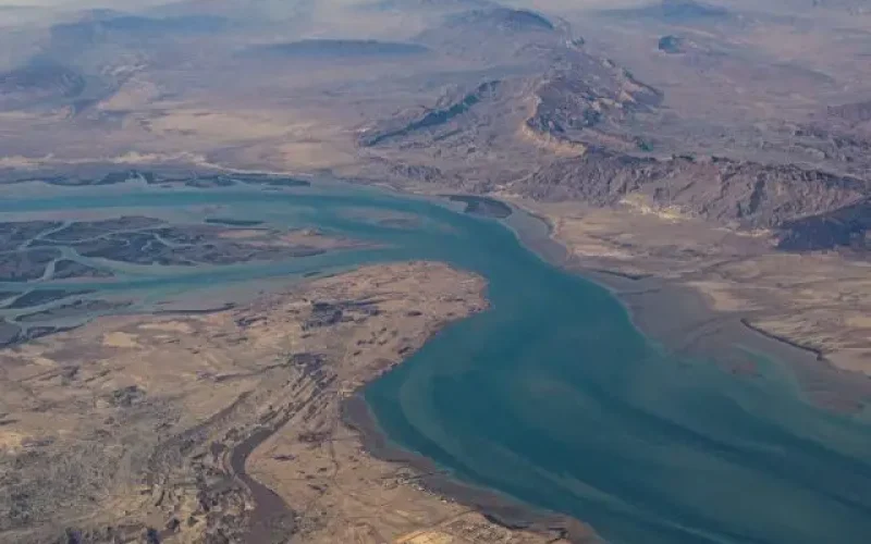 Dólar Contido: Selic Alta e Fator Trump Blindam Real Contra Tensão no Oriente Médio, Diz Rio Bravo