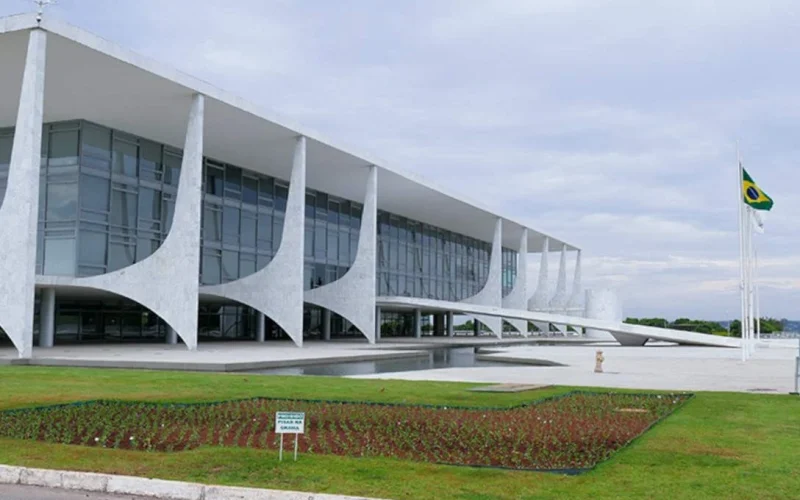 Augusto Cury: O Escritor Que Desafia a Polarização e Busca a Presidência do Brasil