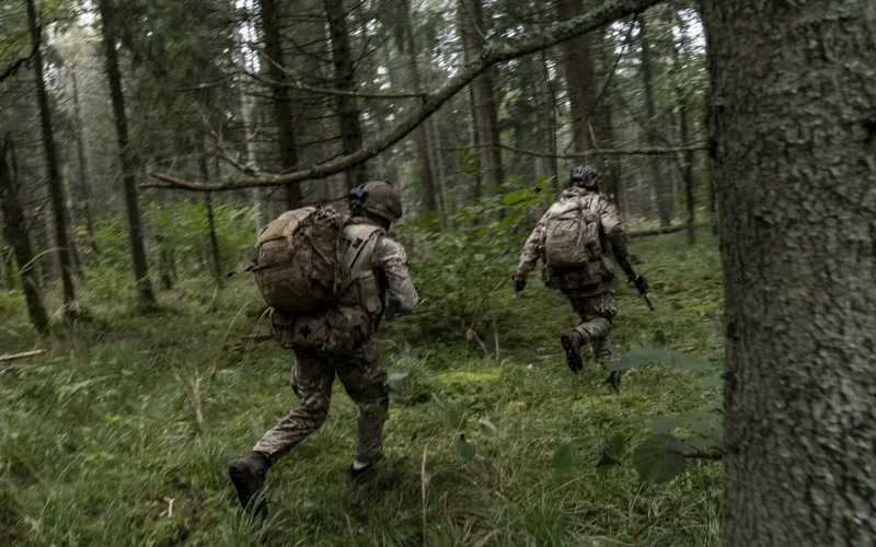 Crise de Emprego no Reino Unido Empurra Jovens para o Alistamento Militar em Massa: Uma Oportunidade para as Forças Armadas?