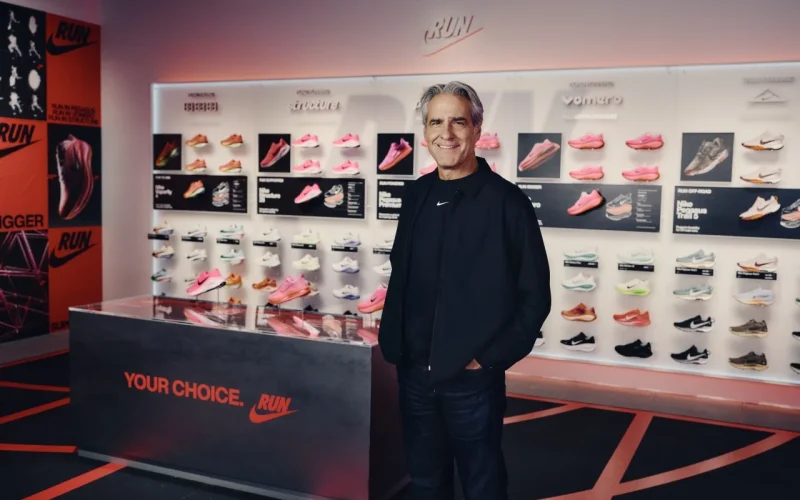 Nike em Queda Livre na China: CEO Veterano Luta Contra Concorrência Local e Demanda Fraca