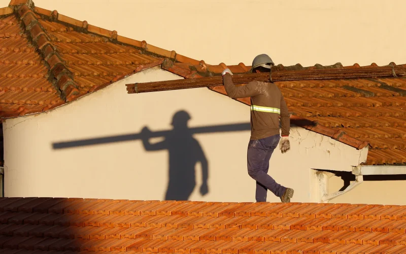 Falta de Mão de Obra na Construção Civil: Causas Estruturais Além do Bolsa Família e Uber