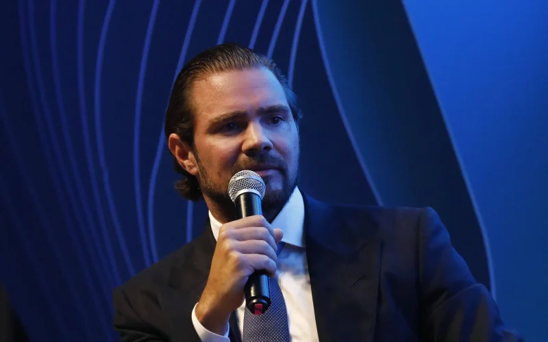 Tribunal dos EUA autoriza busca de bens de Daniel Vorcaro em galerias e empresas de luxo, revelando rede de ativos