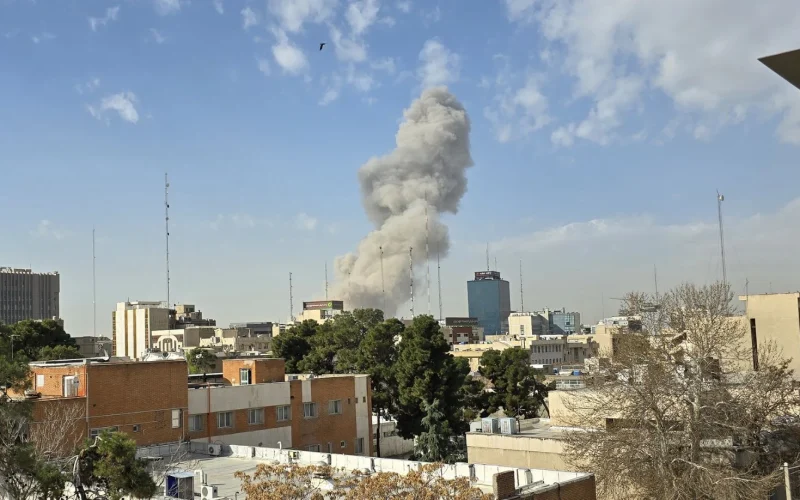 Irã Rejeita Cessar-Fogo: Ultimato de Trump sobre Estreito de Ormuz Intensifica Crise Energética Global e Ameaça Mercados