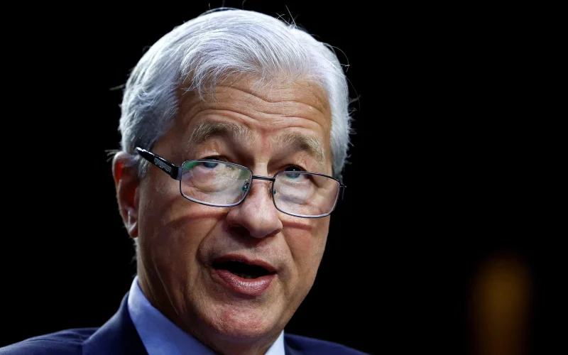 Jamie Dimon: Inflação, Guerra no Irã e Juros Altos são o "Elefante na Sala" da Economia Global em 2026