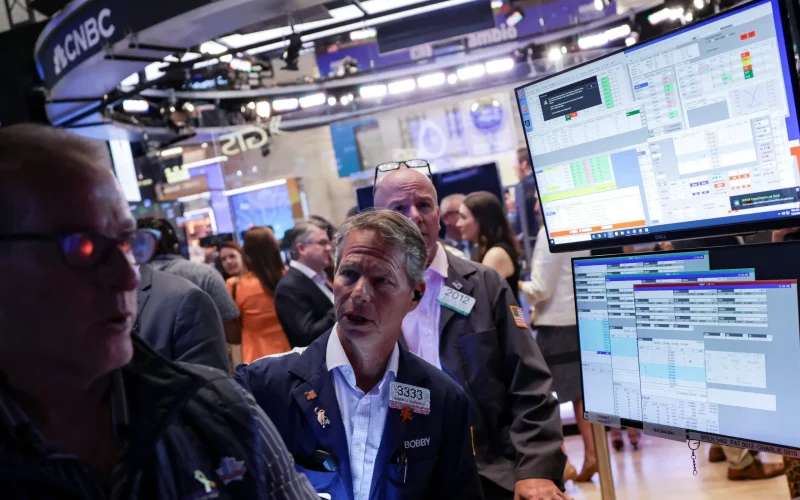 Petróleo Dispara e Futuros de NY Caem: Tensão com Irã Atinge Mercados Globais Antes de Prazo Crucial