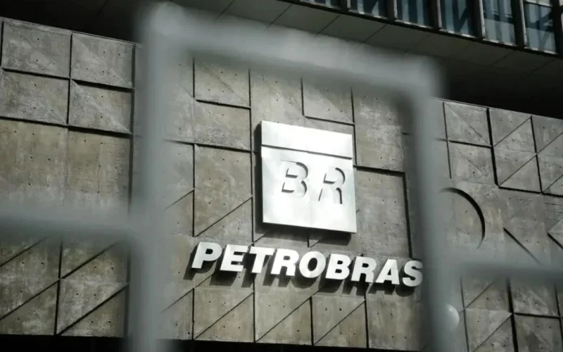Petrobras em Queda Livre: ADRs Derretem Mais de 6% com Colapso do Petróleo WTI; EWZ Reage Positivo