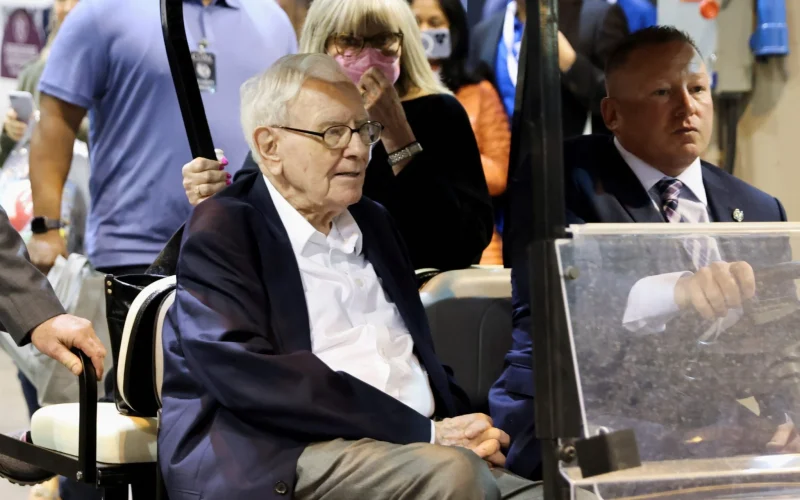 Warren Buffett, o guru aposentado, revela segredos para navegar na volatilidade do mercado de ações atual