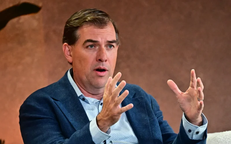 AWS e IA: CEO explica como a gigante da nuvem gerencia conflitos de interesse com investimentos bilionários em OpenAI e Anthropic