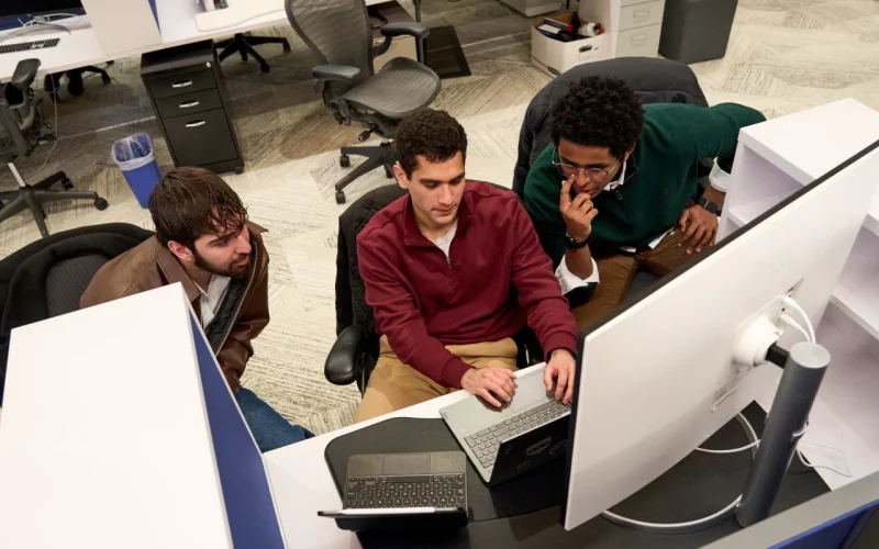 Gênios da IA Abandona a Faculdade: Investidores Pagam Contas e Moradia para Jovens Prodígios