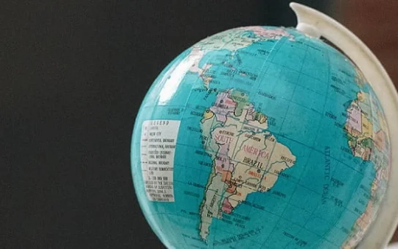 Banco Mundial Alerta: América Latina Enfrenta Crescimento Lento em 2026 com Desafios Estruturais e Juros Altos