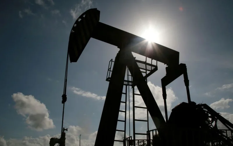 Petróleo Dispara: Cessar-Fogo Frágil no Golfo e Restrições em Ormuz Elevam Preços a Níveis Preocupantes