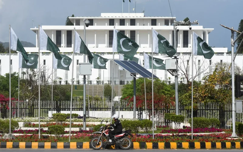 EUA e Irã em Negociações Críticas no Paquistão: Líbano em Chamas e Ormuz Fechado Agravam Tensão Global