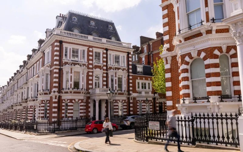 Guerra no Irã Eleva Aluguéis de Luxo em Londres: Imóveis Escasseiam e Famílias Buscam Refúgio