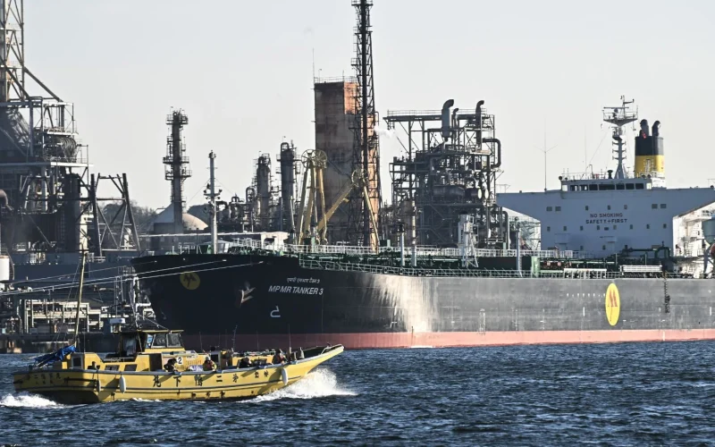 Corrida por Barris de Petróleo: Mercado Refém de Escassez Frenética e Preços Recordes