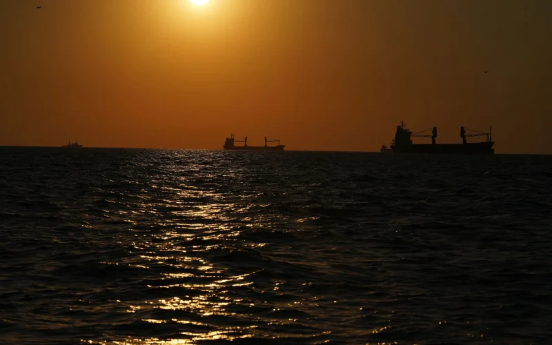 Estreito de Ormuz: Superpetroleiros Chineses e Americanos Sinalizam Alívio no Fluxo Global de Petróleo Após Acordo EUA-Irã