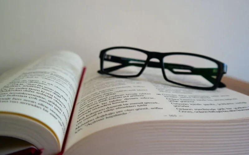 Do Silêncio das Páginas à Tela: O Que "Barba Ensopada de Sangue" Ensina Sobre Investimentos e a Vida