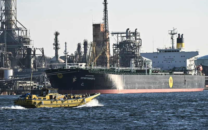 Corrida Desesperada por Petróleo: Escassez Dispara Prêmios Recordes e Ameaça Refinarias Globais