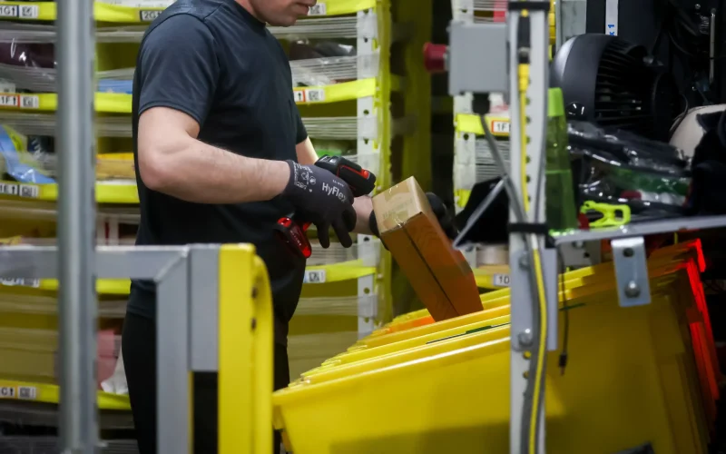 Tragédia em Centro de Distribuição da Amazon: Morte de Funcionário Levanta Questões sobre Segurança e Condições de Trabalho