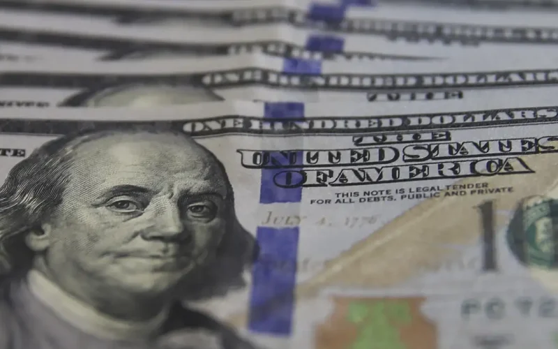 Dólar Mergulha Abaixo de R$ 5: Bolsa Recordista e Sinais de Alívio Geopolítico Impulsionam Mercados